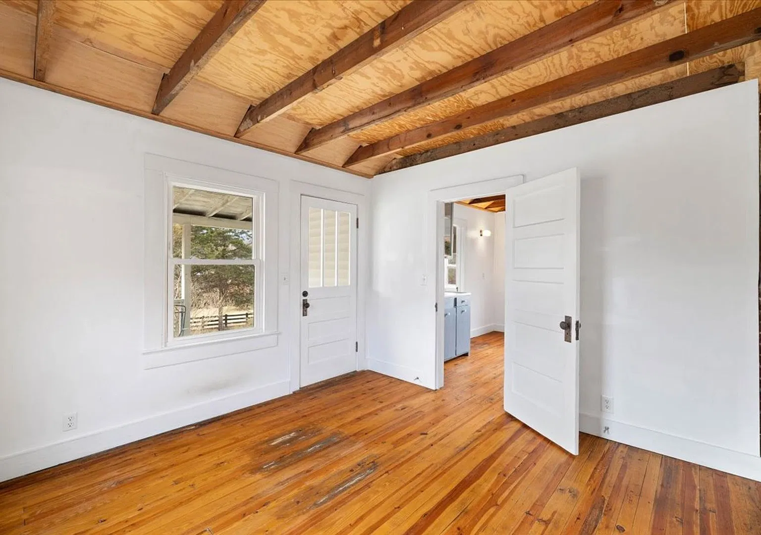 Cozy Living in a Convenient Christiansburg Location — Photo 3