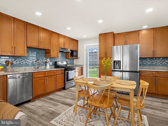 4th image of 1635 Lewis Ave
