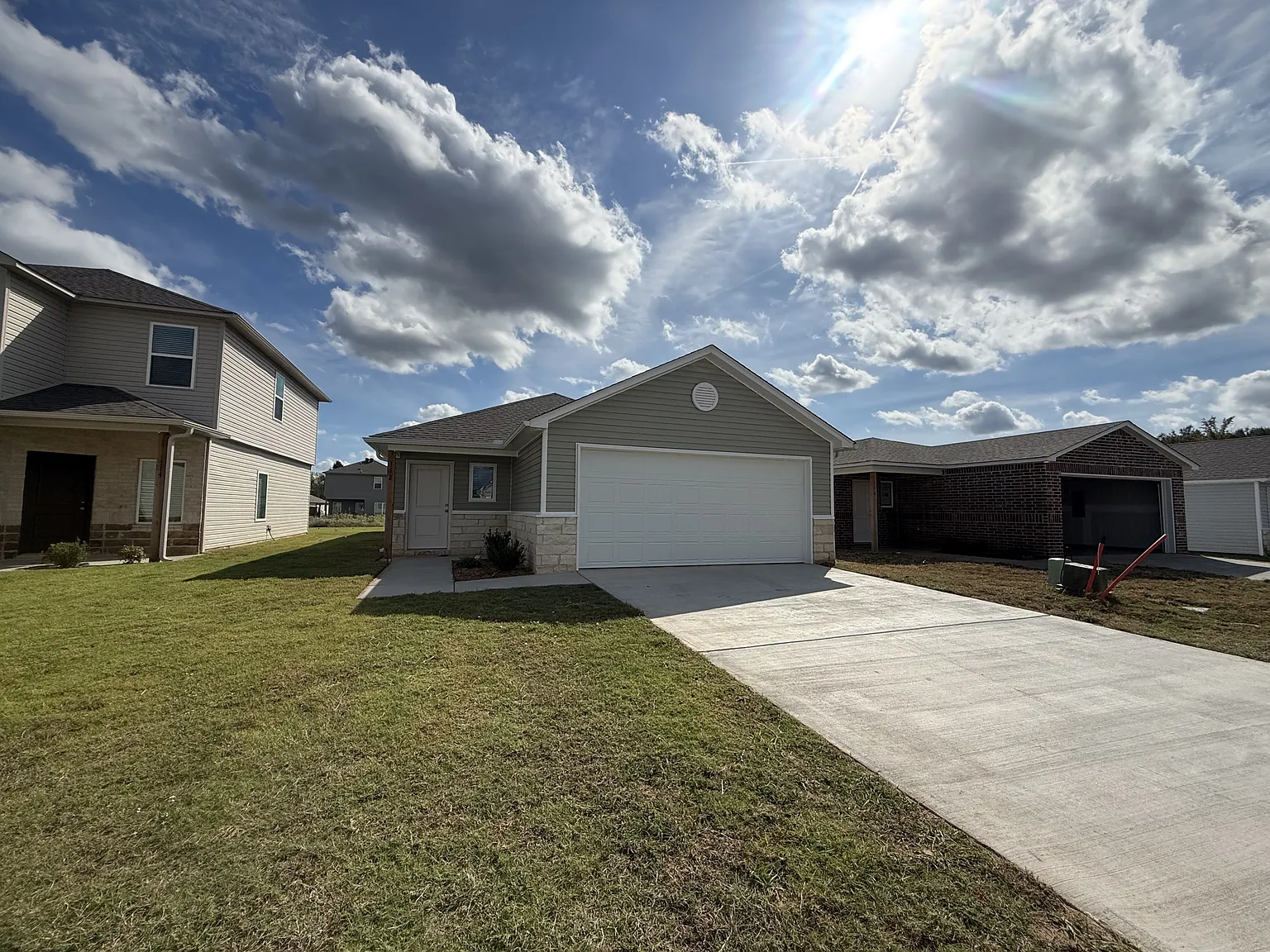 3 bed, 1373 sqft, $1,700 — Photo 1