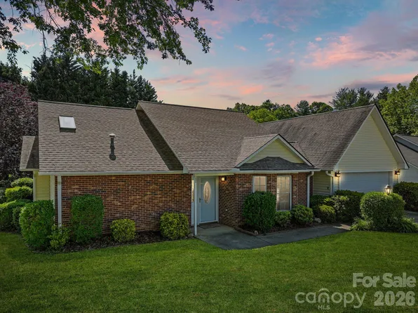 2 Gatehouse Ct, Asheville, NC 28803