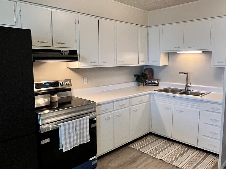 712 N Maple St — Photo 3