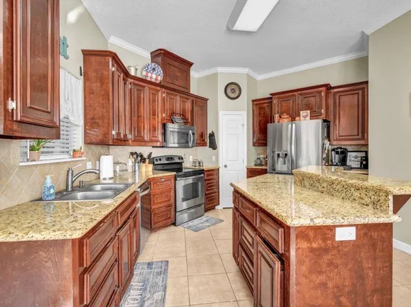 714 Moore St, Richwood, TX 77566