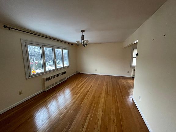 5th image of 572 Lamont Ave