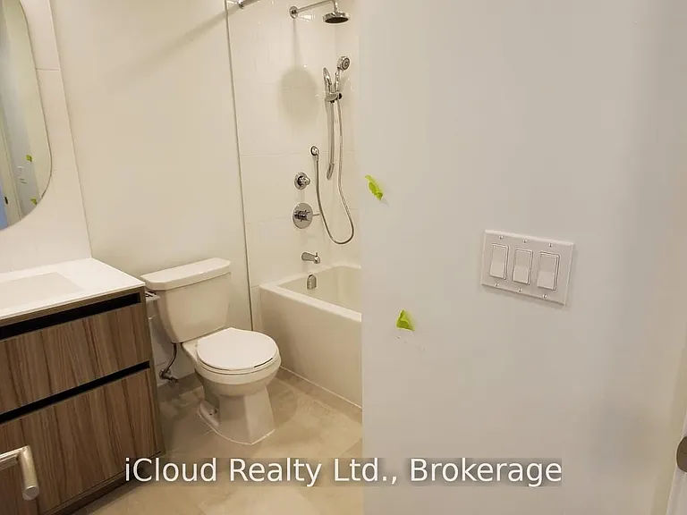 7950 Bathurst St #210 — Photo 4