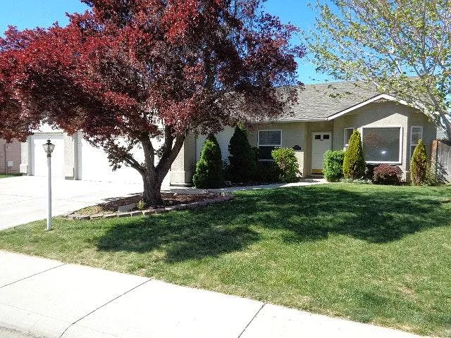 4 bed, 1742 sqft, $2,300 — Photo 2