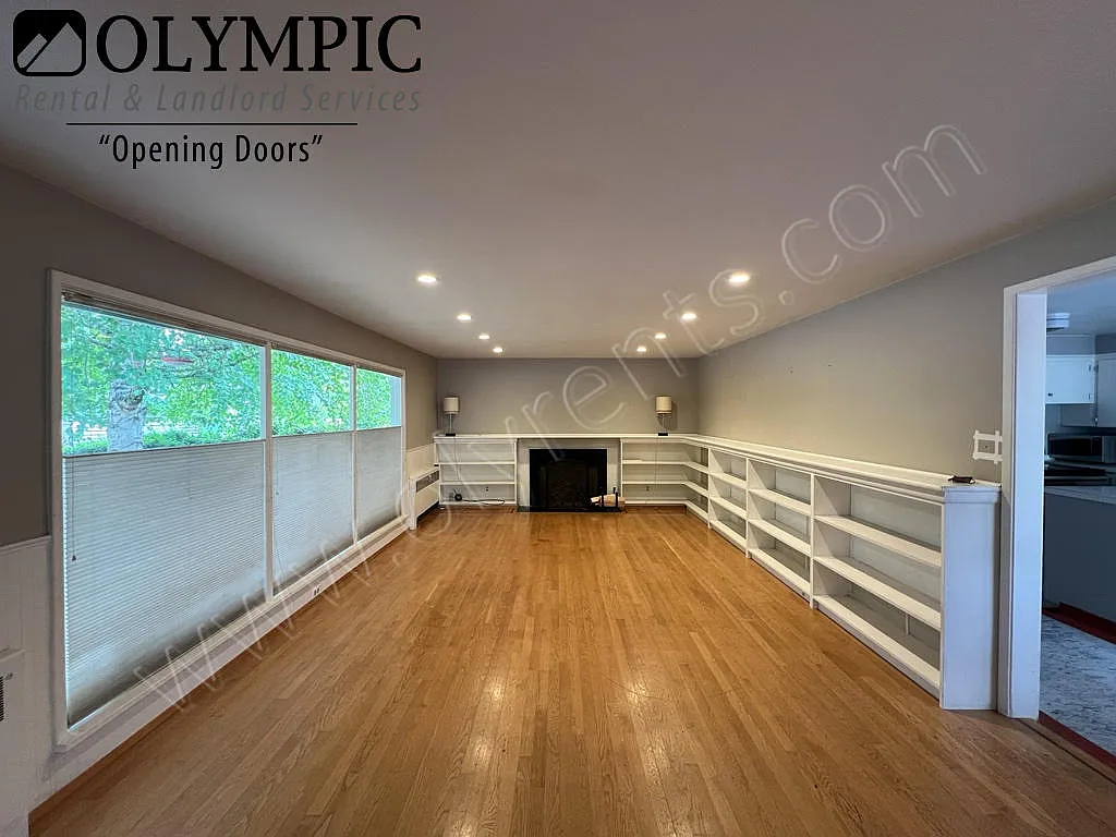 Adorable NE Olympia home! 2 bdrm, 1 bath, 1 car garage. Fenced yard. — Photo 2