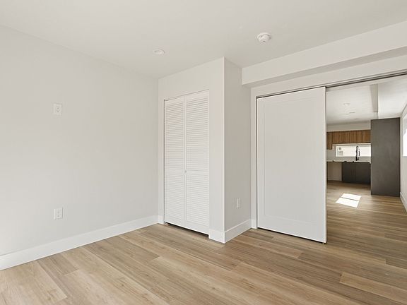 3rd image of 714 W 41st Pl #3