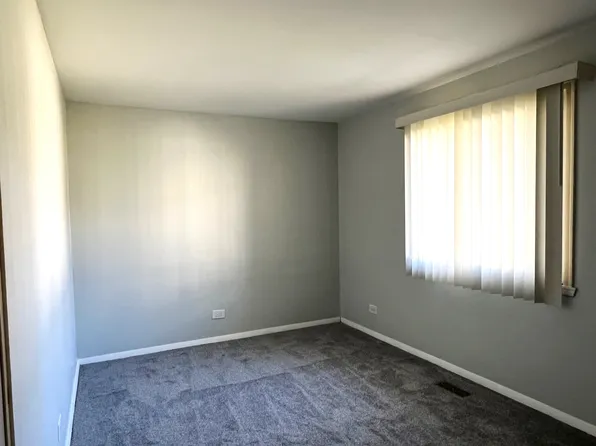 102 Tonset Ct, Schaumburg, IL 60193