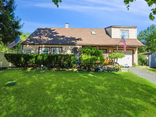 41 Sundial Lane, Bellport, NY 11713