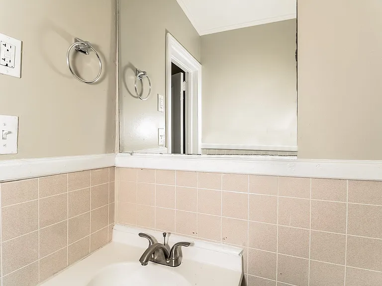 9228_027_main_bathroom_13589515.jpg