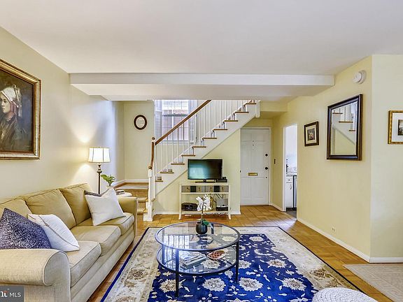 3rd image of 1013 Beverley Dr