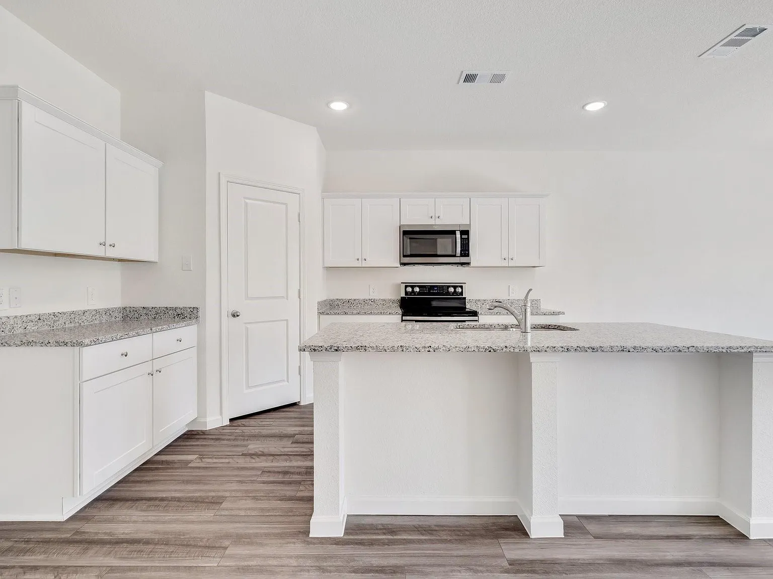 5 bed, 2867 sqft, $2,500 — Photo 2