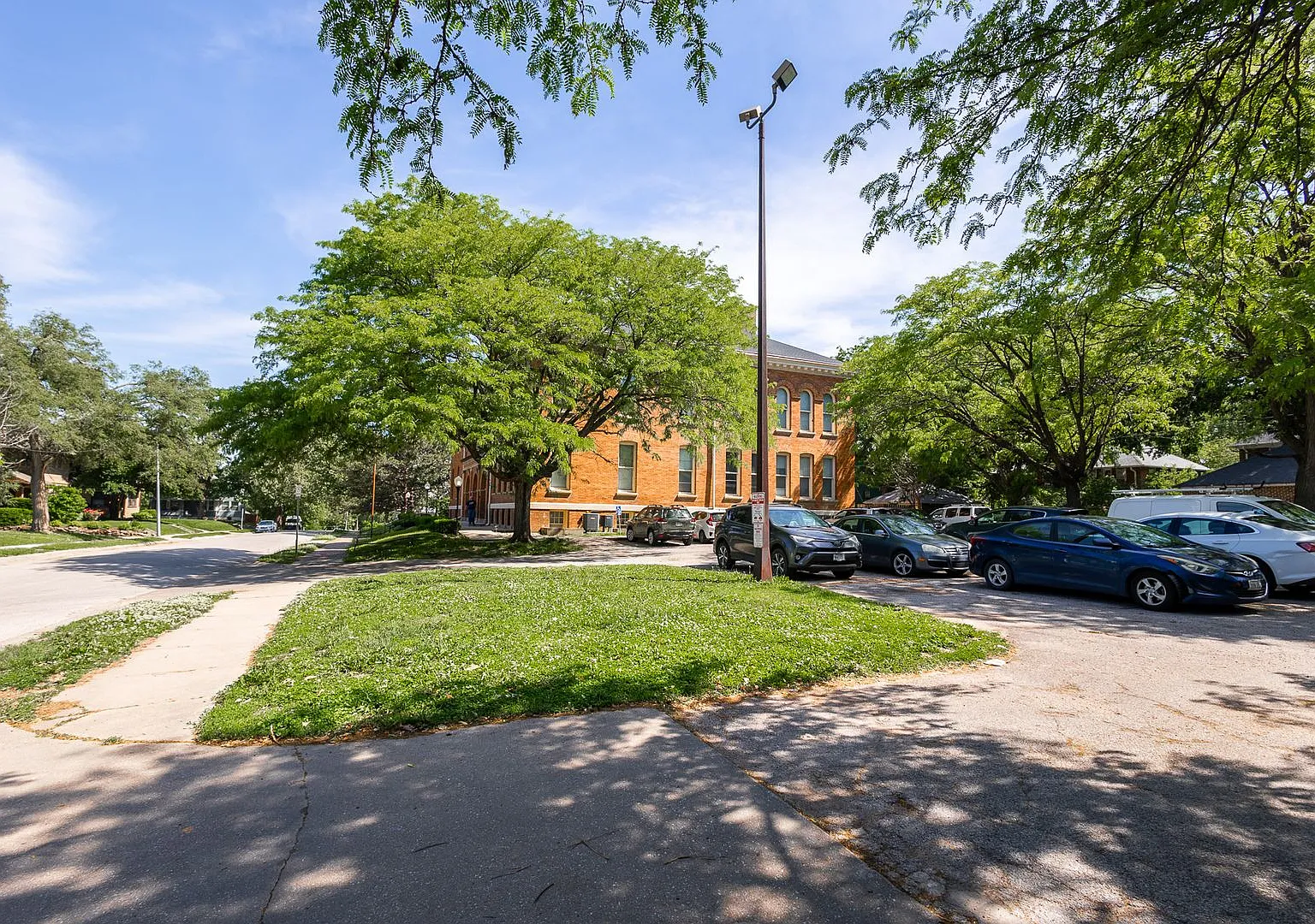 Saunders Apartments — Photo 3