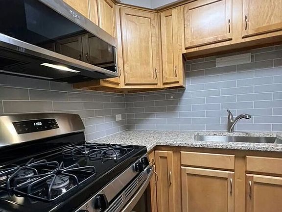 5th image of 162 S Walton St Unit Townhouse 1f