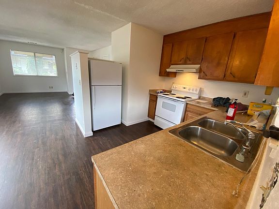 3rd image of 2670 Woodridge Ct APT 8