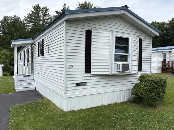 35 Patio Park Ln, Gorham, ME 04038