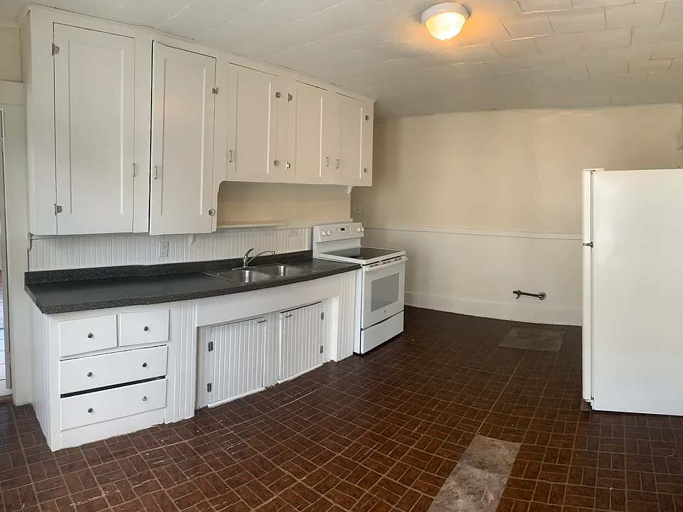 2 N Main St #3L