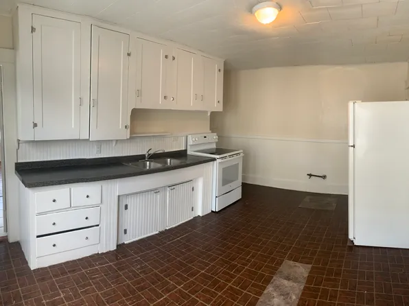 2 N Main St, Webster, MA