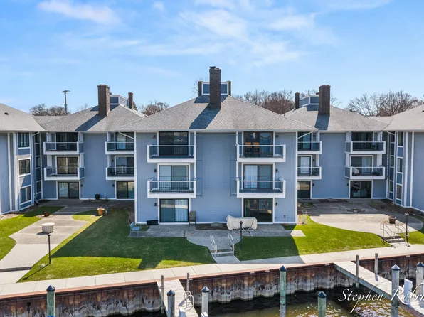 400 Lakeview Ct APT 19, Spring Lake, MI 49456
