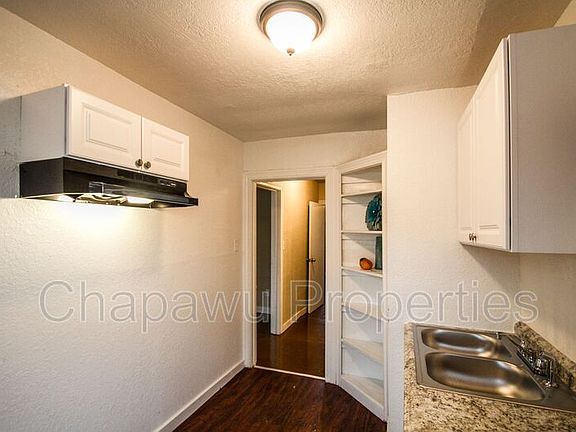 3rd image of 932 Poinsettia St