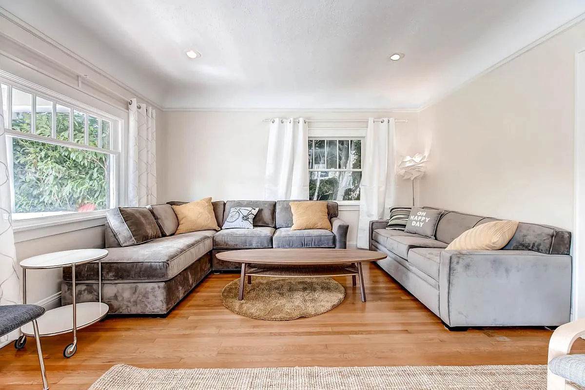 4 bed, 2000 sqft, $3,782 — Photo 3