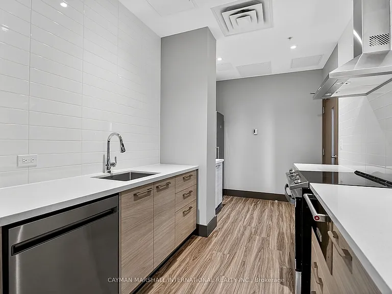 75 James St S #804 — Photo 18
