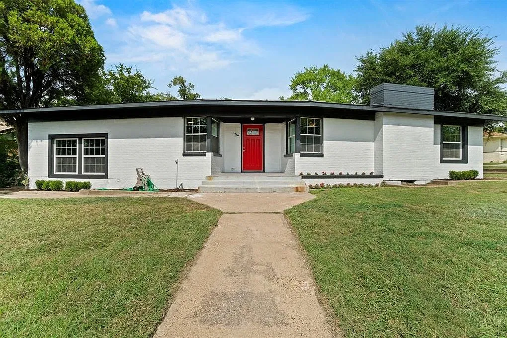 3 bed, 2.5 bath, 2400 sqft, $2,100 — Photo 1