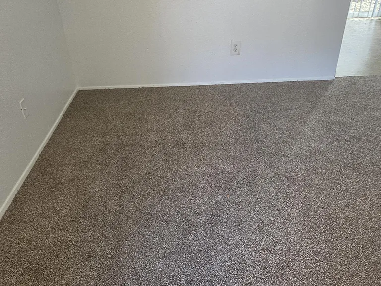 211 SE Uglow St #15 — Photo 11