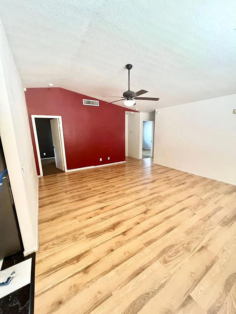 No Hoa Solar Panels! Nice Single Story 3 Bd / 2 Bth — Photo 2