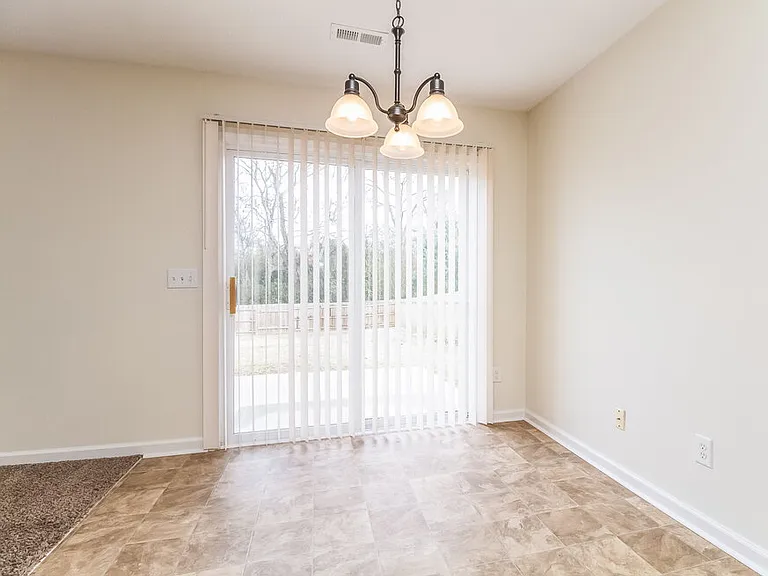 4565 Hawthorn Dr — Photo 5