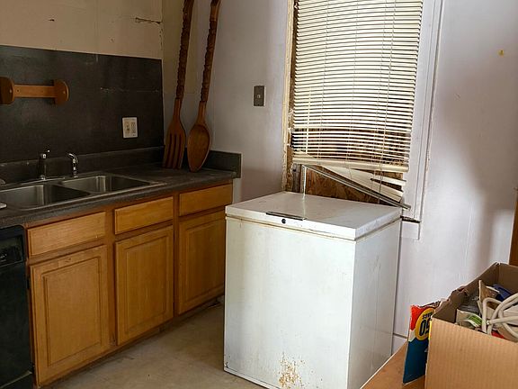 4th image of 17178 Munich St