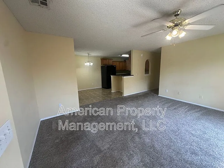 4718 NE Wisconsin St — Photo 16