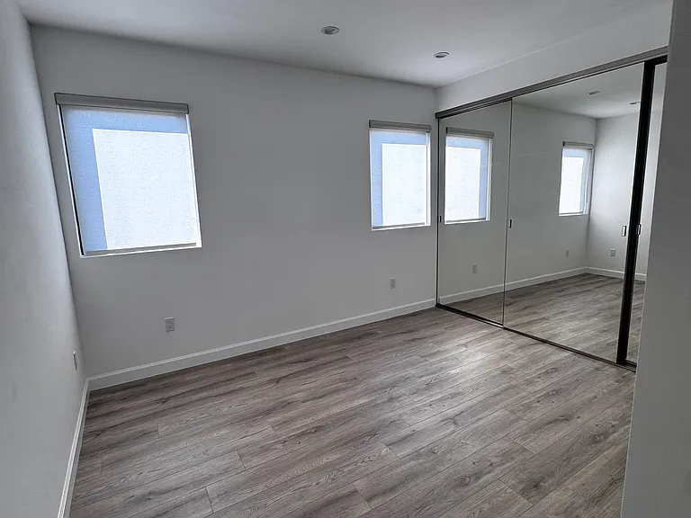 913 E Verdugo Ave — Photo 11