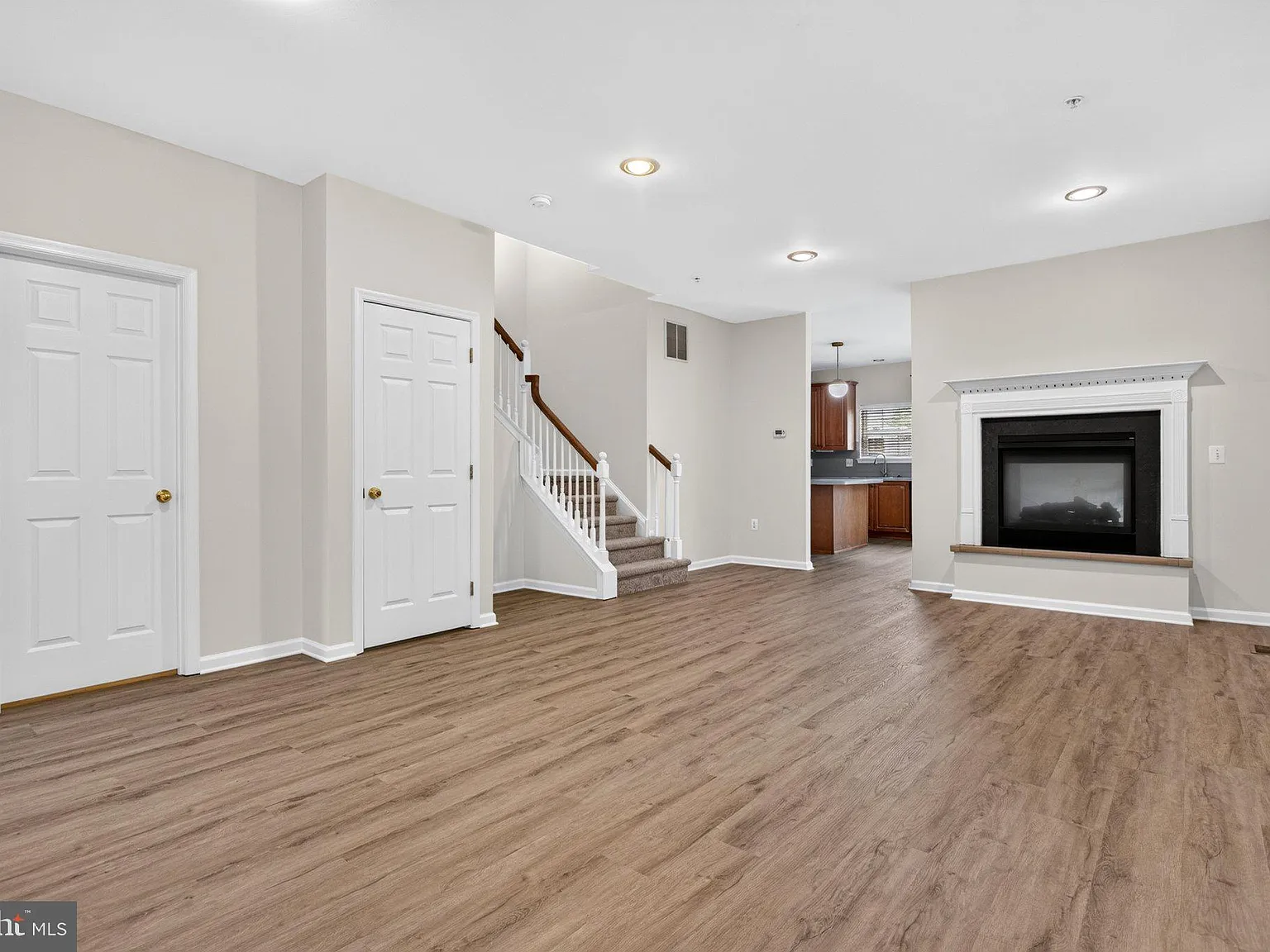 3 bed, 2.5 bath, 2201 sqft, $3,600 — Photo 4