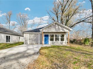 324 E 2nd St, Adrian, MO 64720