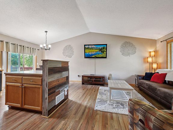5th image of 860 Marigold Dr