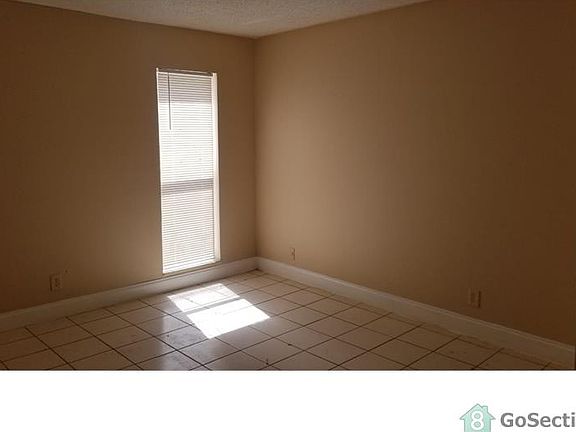 4th image of 4401 Treehouse Ln #F