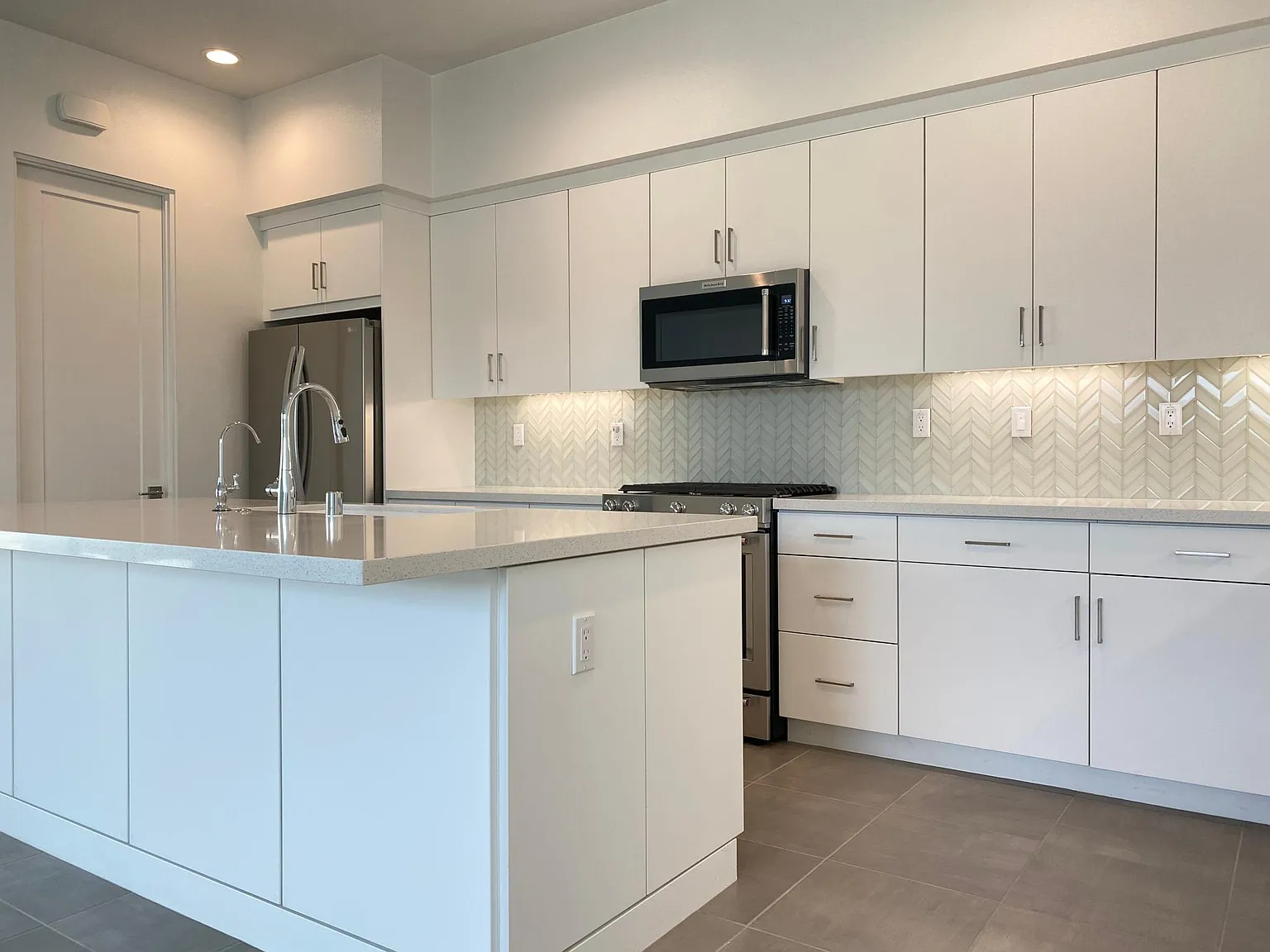 3 bed, 2.5 bath, 2103 sqft, $4,975 — Photo 4