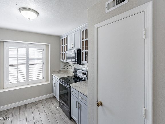 4th image of 8814 W INDIANOLA Avenue