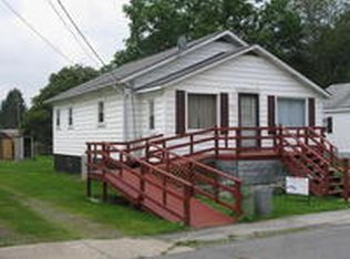 218 11th St, Rainelle, WV 25962