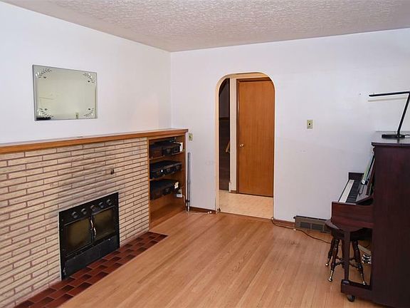 5th image of 2607 Haultain Ave