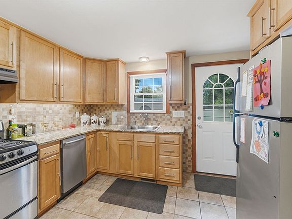 4th image of 588 Newport Ave