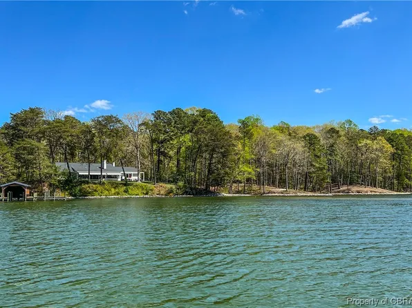 1578 Weems Rd, Weems, VA 22576