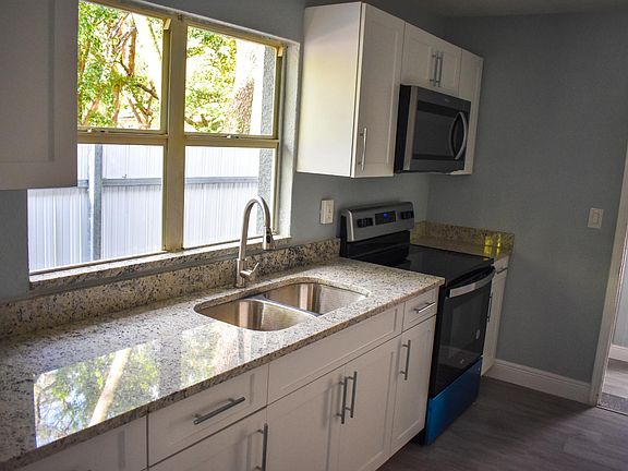 5th image of 926 E Poinsettia Ave