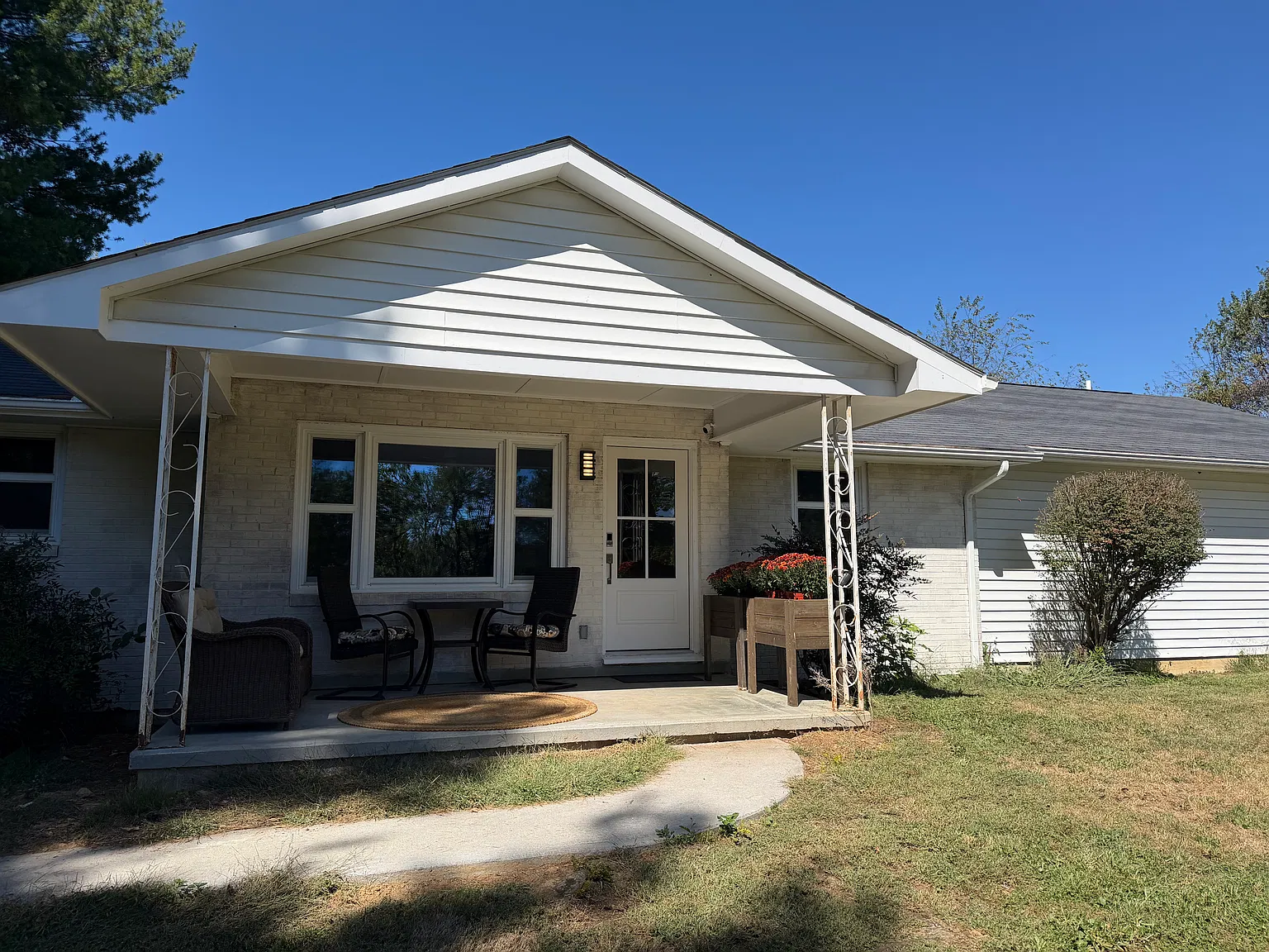 4 bed, 1958 sqft, $2,850 — Photo 1