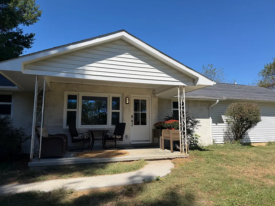 3198 Mathews Ln