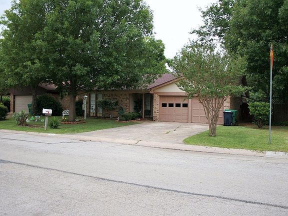 3rd image of 1111 Autumn Oak Dr
