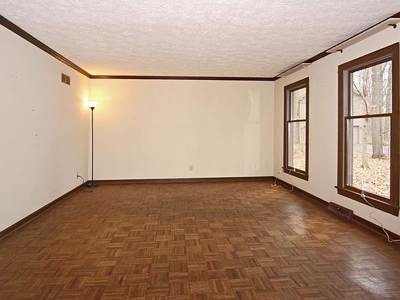 4th image of 270 Larkspur Ct