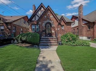 115 3rd St, Garden City Park, NY 11040