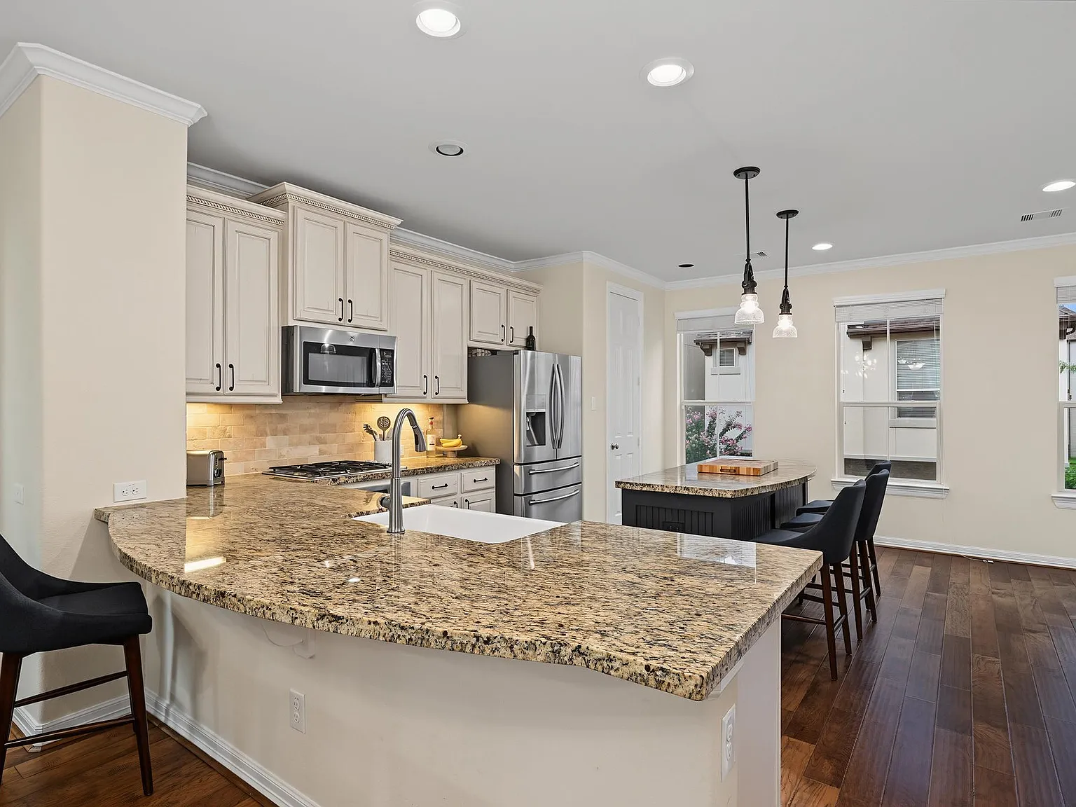 3 bed, 3.0 bath, 2469 sqft, $3,500 — Photo 3